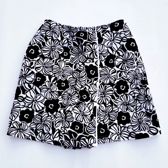 DRESSBARN ♡ NWT Gorgeous Black 'n White Floral Comfy 'n Stretchy Mini Skort S - Picture 1 of 14